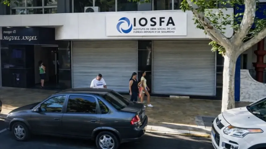 Farmacia de IOSFA con las persianas bajas y personas en la vereda.