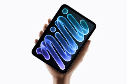 Una mano sostiene el nuevo iPad mini con pantalla OLED.