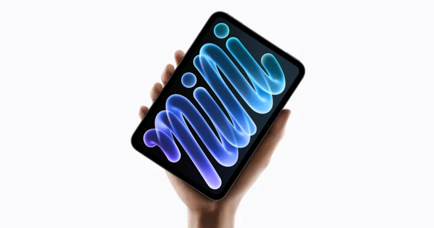 Una mano sostiene el nuevo iPad mini con pantalla OLED.