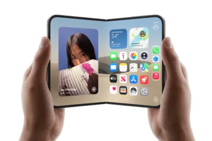 Manos sostienen un teléfono plegable abierto con aplicaciones visibles en la pantalla.