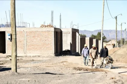 Trabajadores en una obra de viviendas en construcción.