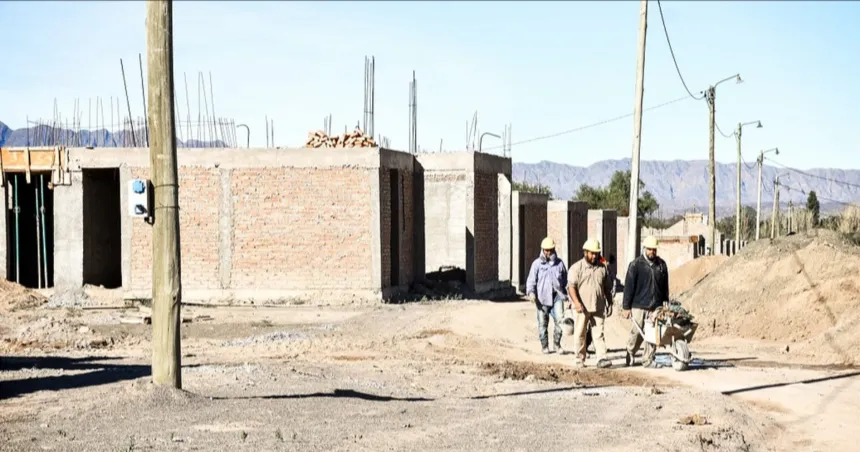 Trabajadores en una obra de viviendas en construcción.