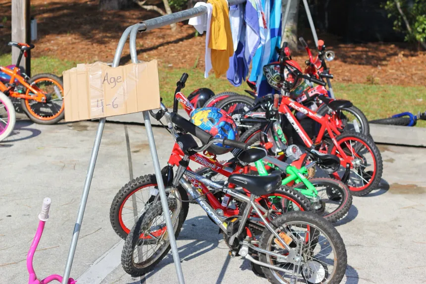 Bicicletas infantiles en la zona de transición de un triatlón.