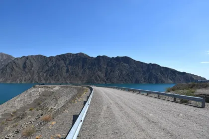 Vista del embalse y las montañas en el Dique Punta Negra.
