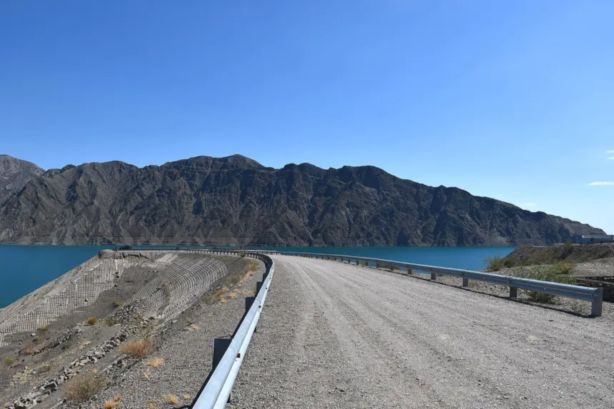 Vista del embalse y las montañas en el Dique Punta Negra.