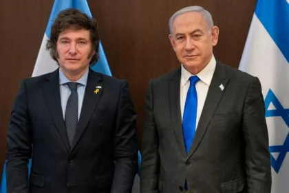 Javier Milei y Benjamin Netanyahu posan juntos frente a las banderas de sus países.