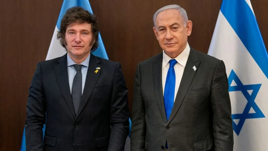 Javier Milei y Benjamin Netanyahu posan juntos frente a las banderas de sus países.