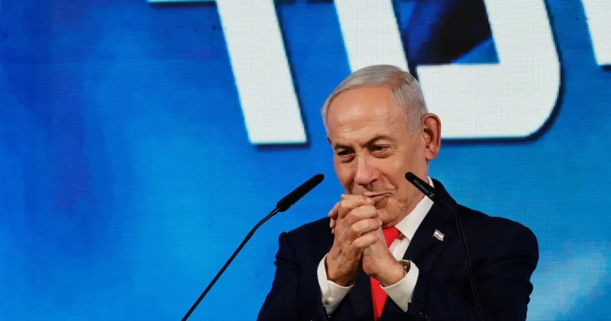 Benjamin Netanyahu, con traje y corbata roja, frente a dos micrófonos.