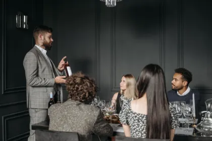 Un sommelier presenta un vino en una degustación