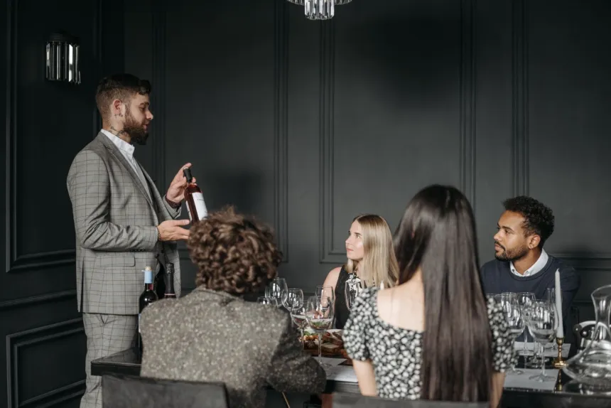 Un sommelier presenta un vino en una degustación