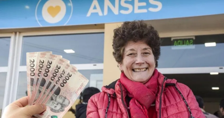 Una jubilada sonríe frente a una oficina de ANSES mientras una mano muestra billetes de 2000 pesos.