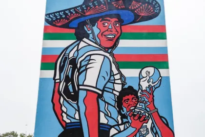 Mural en homenaje a Diego Maradona con la camiseta de la Selección y la Copa del Mundo.