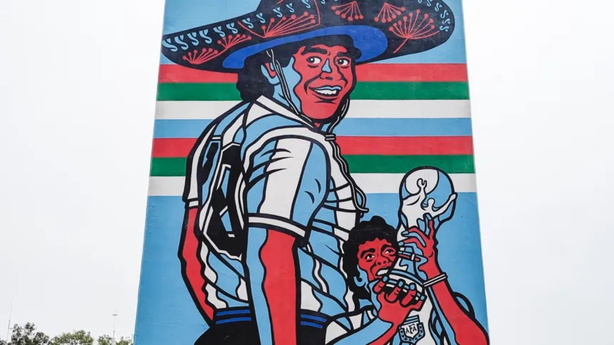 Mural en homenaje a Diego Maradona con la camiseta de la Selección y la Copa del Mundo.