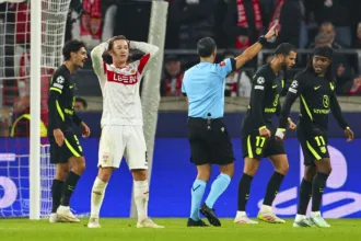 Futbolistas del Atlético de Madrid y del Stuttgart durante un partido de Champions League.