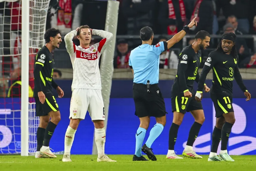Futbolistas del Atlético de Madrid y del Stuttgart durante un partido de Champions League.