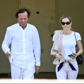 Qué pasó con Julio Iglesias: la disputa inmobiliaria que deberá explicar ante un juez