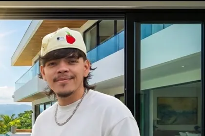 El streamer salvadoreño Komanche, con gorra y remera blanca.
