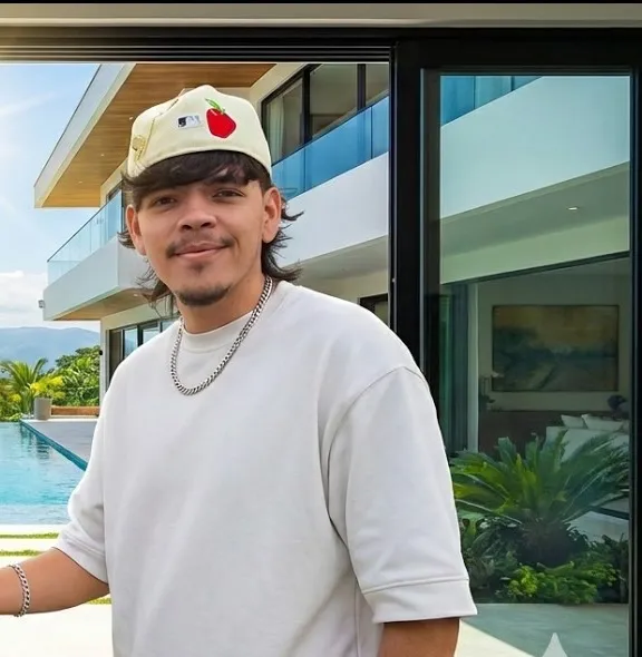 El streamer salvadoreño Komanche, con gorra y remera blanca.