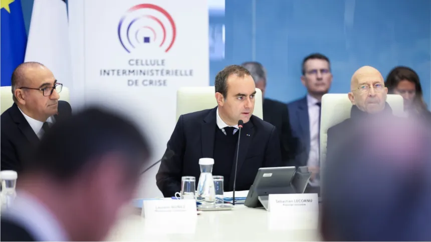 Sébastien Lecornu participa en una reunión de crisis junto a otros funcionarios franceses.
