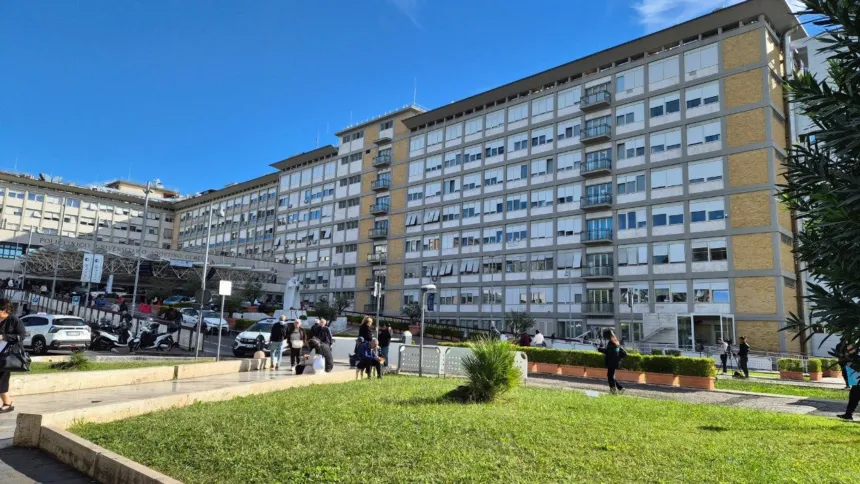 Fachada del hospital Gemelli, donde permanece internado León XIV.