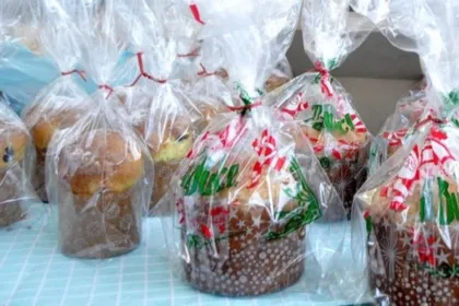 Bolsas con productos navideños acomodadas sobre una mesa.