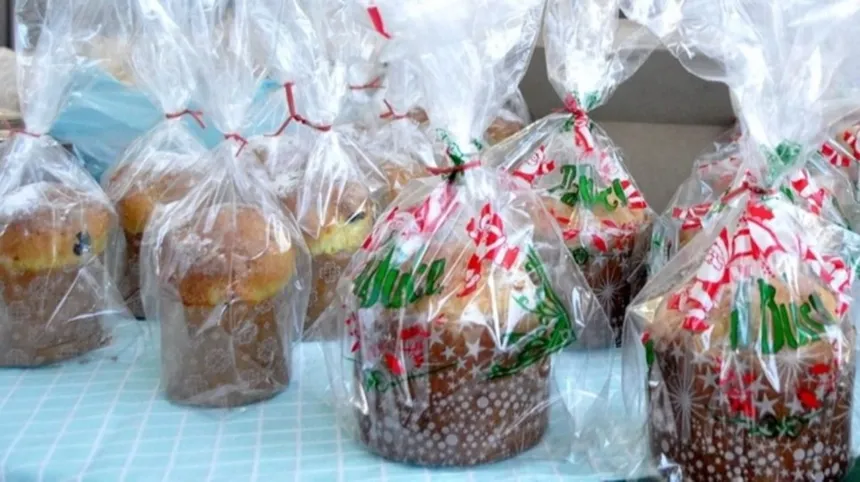 Bolsas con productos navideños acomodadas sobre una mesa.