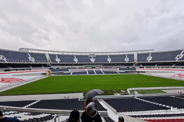 Las tribunas vacías y el campo de juego del estadio Monumental, de River Plate.
