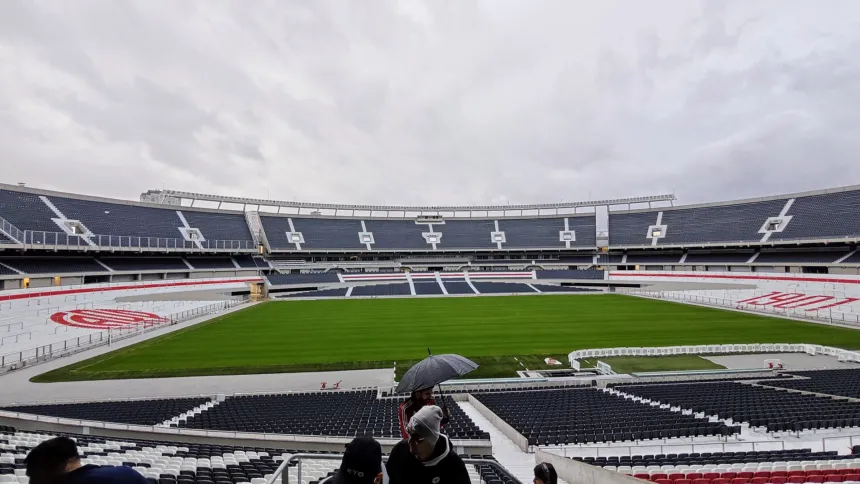 Las tribunas vacías y el campo de juego del estadio Monumental, de River Plate.