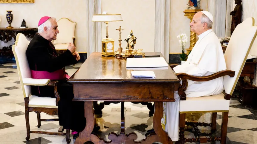 El arzobispo de San Juan, Jorge Lozano, conversa con el papa León XIV en una audiencia privada en el Vaticano.