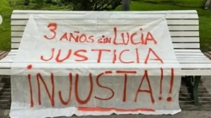 Bandera blanca con la leyenda «3 años sin Lucía, justicia injusta» sobre un banco de la Plaza 25 de Mayo.