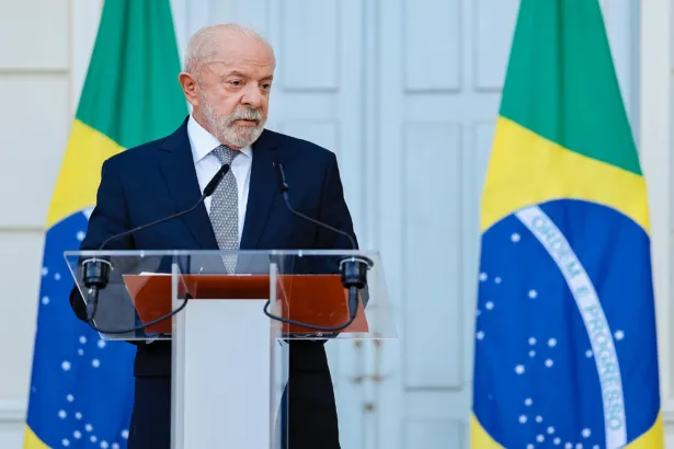 Lula da Silva habla en un atril entre dos banderas de Brasil, en una conferencia de prensa de junio de 2026.