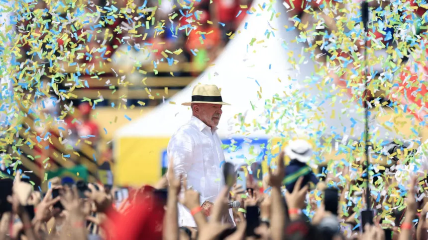 Lula camina entre una multitud y confeti durante una celebración.