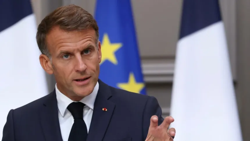 Emmanuel Macron habla frente a las banderas francesa y de la Unión Europea.