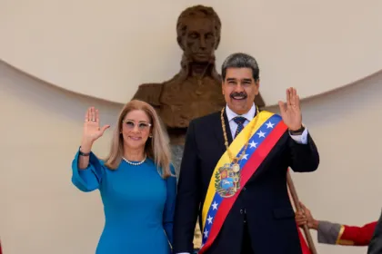 Nicolás Maduro y Cilia Flores saludan juntos durante un acto oficial.