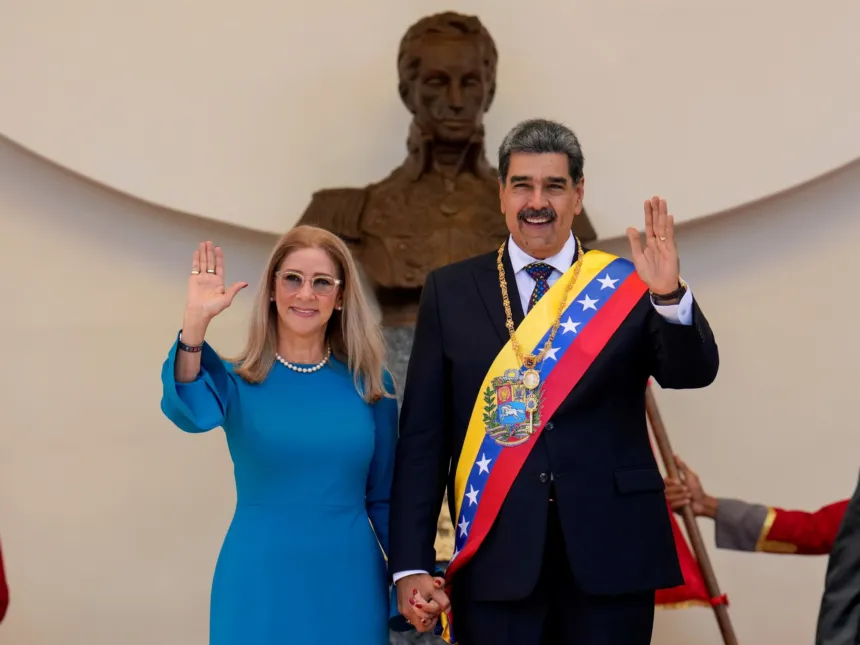 Nicolás Maduro y Cilia Flores saludan juntos durante un acto oficial.
