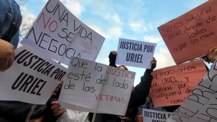 Carteles con la leyenda Justicia por Uriel en una marcha en San Juan.