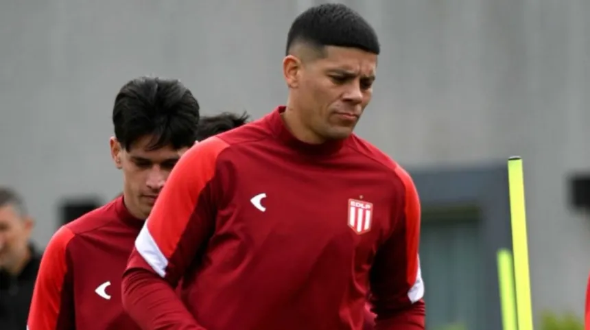 Marcos Rojo entrena con la camiseta de Estudiantes junto a otro jugador.