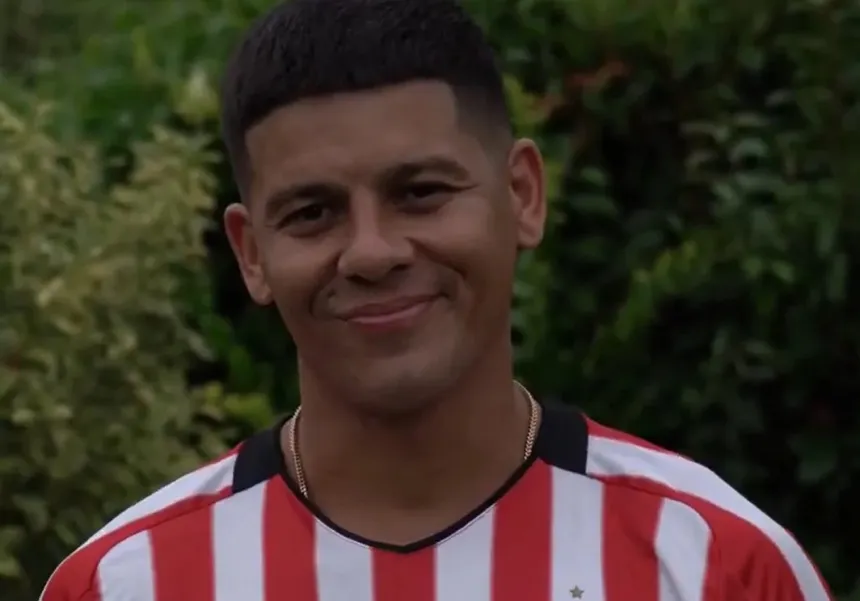 Marcos Rojo posa con la camiseta rojiblanca de Estudiantes.