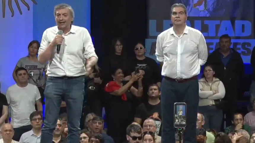 Máximo Kirchner habla con un micrófono junto a Jorge Capitanich en el acto del Día de la Lealtad en Resistencia.