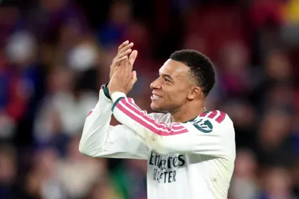 Kylian Mbappé aplaude durante un partido con la camiseta del Real Madrid.