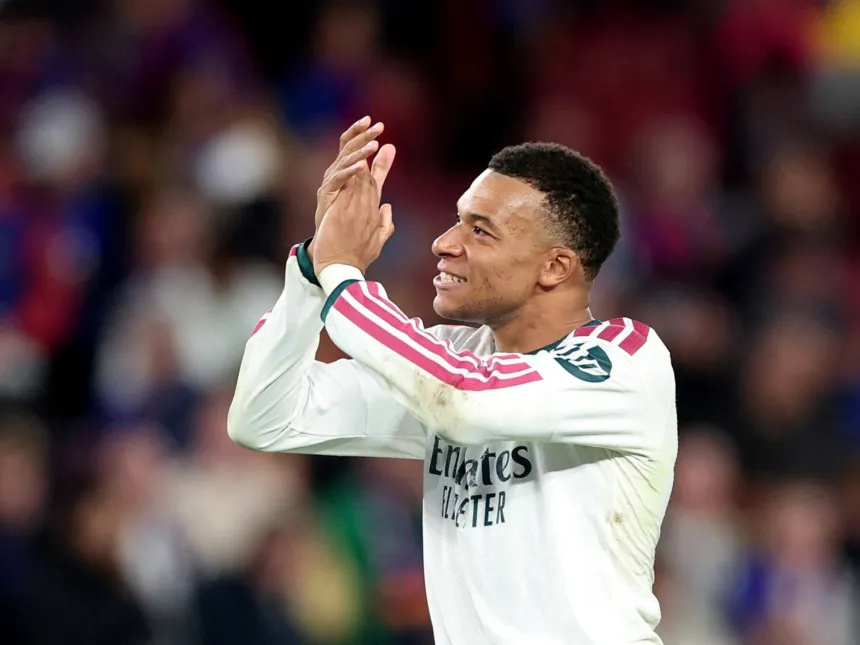 Kylian Mbappé aplaude durante un partido con la camiseta del Real Madrid.