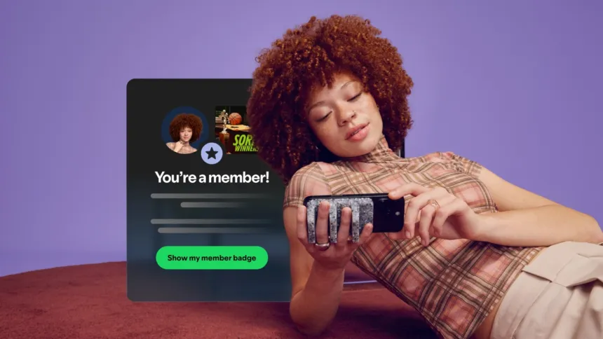Una mujer usa su celular junto a una pantalla de membresía para podcasts.