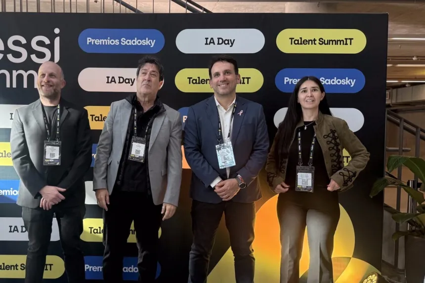 Cuatro adultos posan frente al panel de los Premios Sadosky.