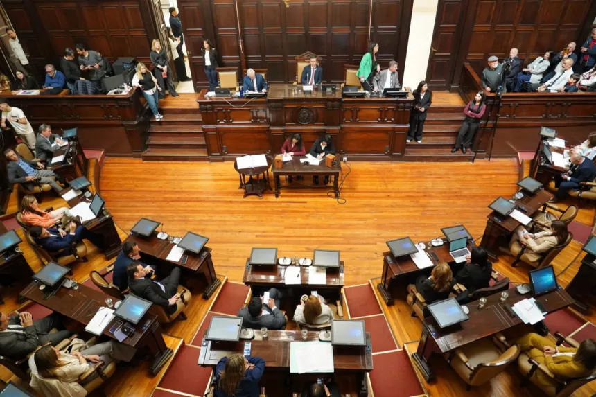Legisladores y asistentes en el recinto de la Legislatura de Mendoza.