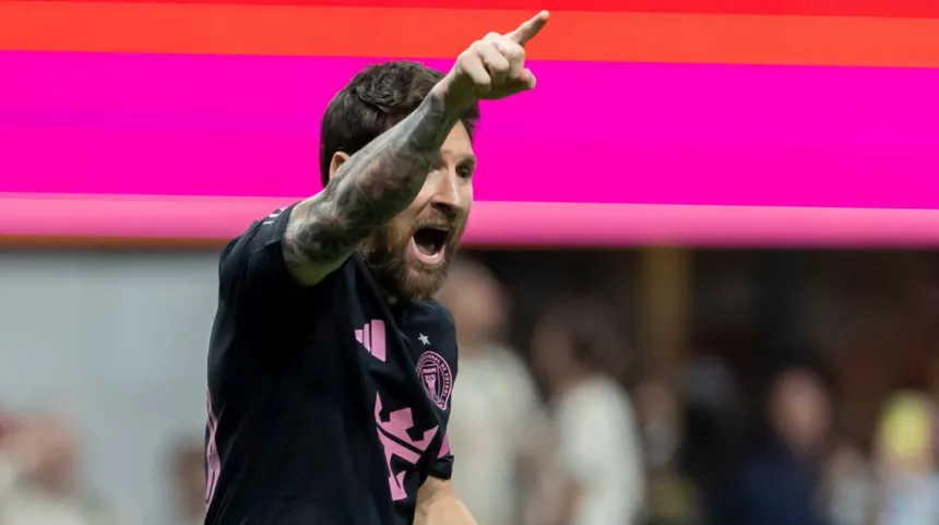 Messi señala hacia arriba con la camiseta del Inter Miami.