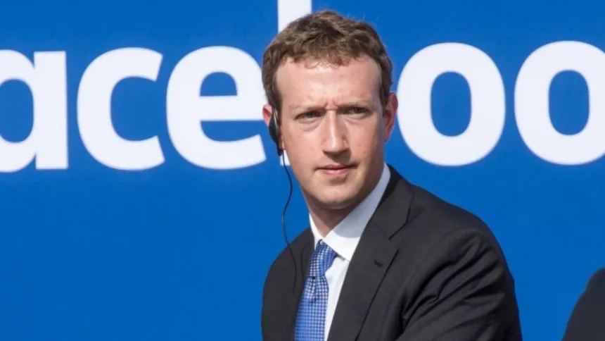 Mark Zuckerberg frente a un fondo con el nombre de Facebook.