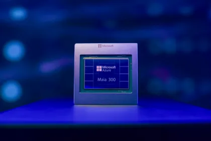 Chip Microsoft Azure Maia 300 sobre una superficie azul.