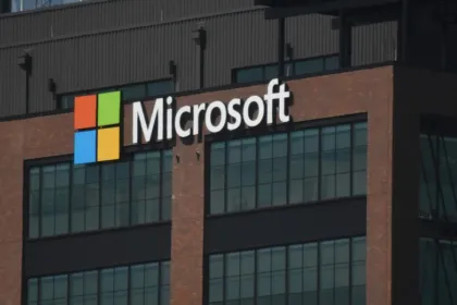 Fachada de un edificio con el logo de Microsoft