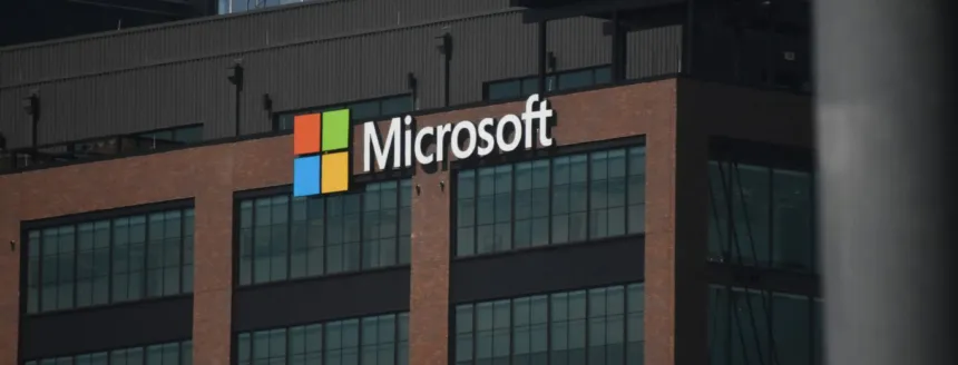 Fachada de un edificio con el logo de Microsoft
