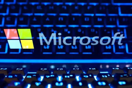 Logotipo de Microsoft sobre un teclado retroiluminado.
